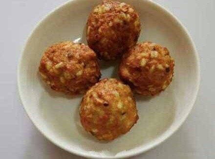 糯米狮子头,手上沾点水,将肉酱揉成丸子状