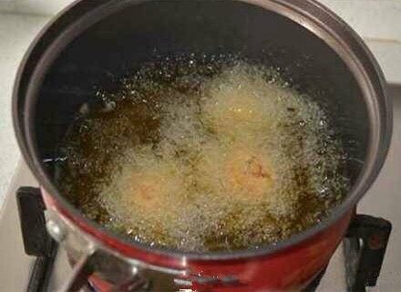 糯米狮子头,锅中加入适量油烧热,放入丸子油炸