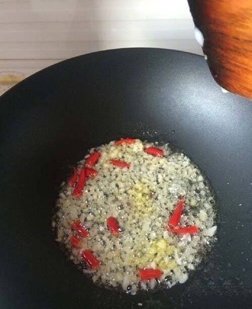 家常菜【鲜香土豆片】,锅烧底油,葱姜蒜、小米椒下锅爆香