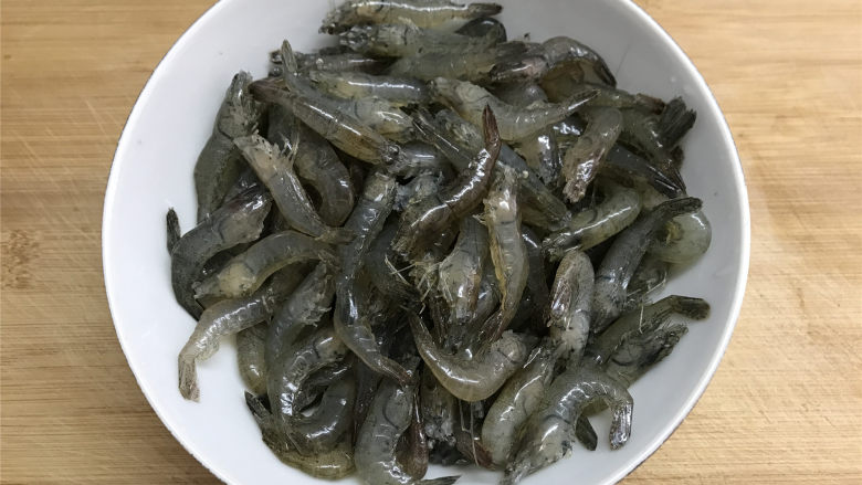 河虾豆腐汤,河虾买回来后,剪去虾枪和虾脚,清洗干净。
