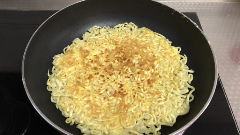 蛋香泡面饼,反复翻面,两面呈焦黄色