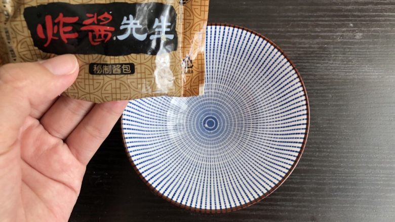 蛋香泡面饼,准备酱料,蒜蓉酱,蕃茄酱,甜面酱……都可以,我就用的自带的料包