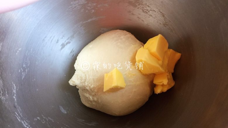 奶酪红豆夹馅面包,搅拌至面团有一定弹性,能拉出厚膜了,加入软化的<a style='color:red;display:inline-block;' href='/shicai/ 887'>黄油</a>