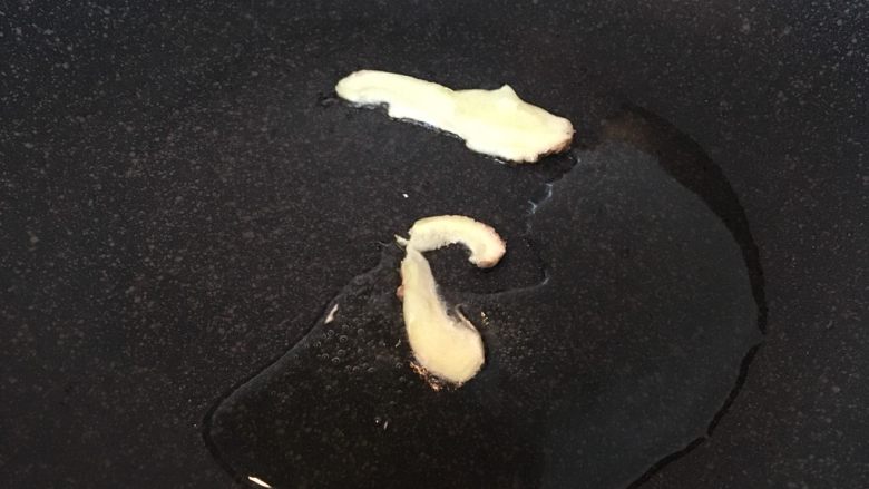 海带炒肉片,锅烧热,放入少许油滑锅,并炒香。