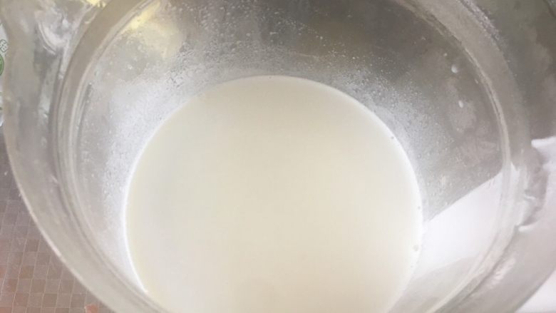 姜撞奶,加热过程搅拌至牛奶、糖、奶粉融合,用的养生壶,控制温度更方便