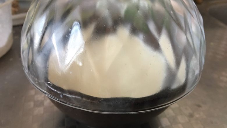 姜撞奶,距离30公分的高度倒入姜汁碗中,不要搅拌不要移动,盖好盖子焖10分钟