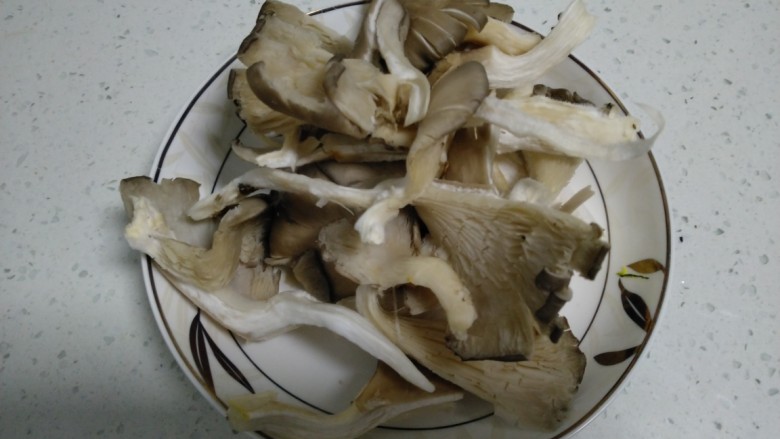 皮扎炒平菇+红柚子花,<a style='color:red;display:inline-block;' href='/shicai/ 231'>平菇</a>用手撕碎,这样更接人气~好吃。