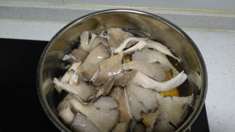 皮扎炒平菇+红柚子花,水开后将平菇放入,焯水30秒。