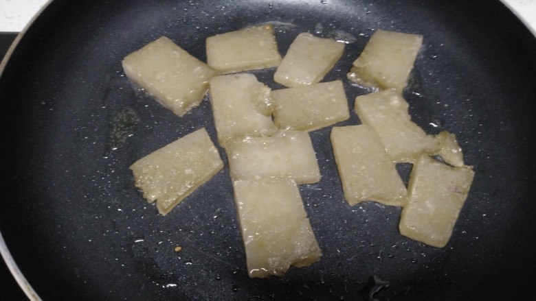 皮扎炒平菇+红柚子花,不粘锅中放入适量油,中火煎至皮扎焦黄。