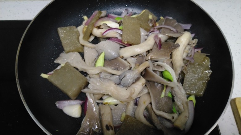 皮扎炒平菇+红柚子花,翻炒均匀,加入适量盐。