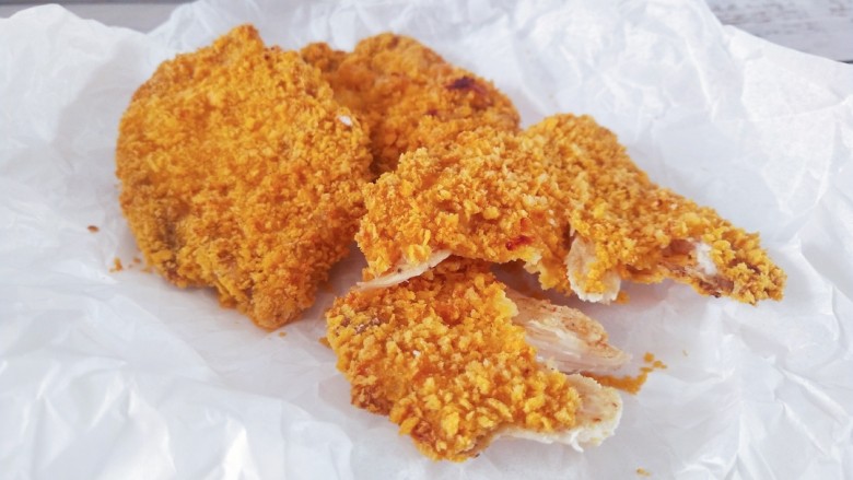 烤箱香酥大鸡排,我喜欢蘸沙拉酱吃,番茄酱也是不错的