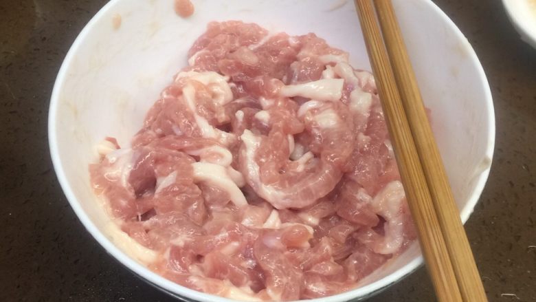 川版家常酱肉丝,猪肉切丝,不要太短。我加了点肥肉,也可以用全瘦肉。加(<a style='color:red;display:inline-block;' href='/shicai/ 718'>料酒</a>、淀粉、少少盐)腌制待用。