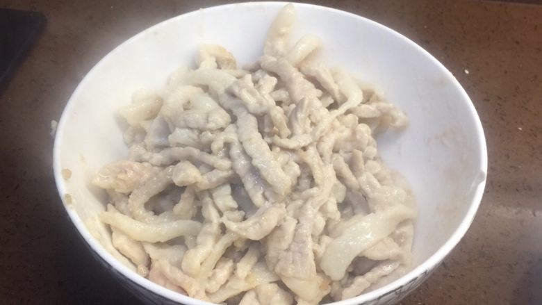 川版家常酱肉丝,肉丝炒白就乘出待用