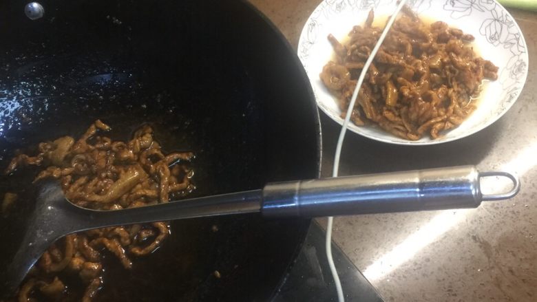 川版家常酱肉丝,看着酱汁水份不是太多了,下肉丝,继续翻炒2分钟左右,放<a style='color:red;display:inline-block;' href='/shicai/ 756'>鸡精</a>。