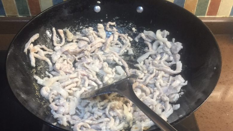 川版家常酱肉丝,下肉丝快速翻炒