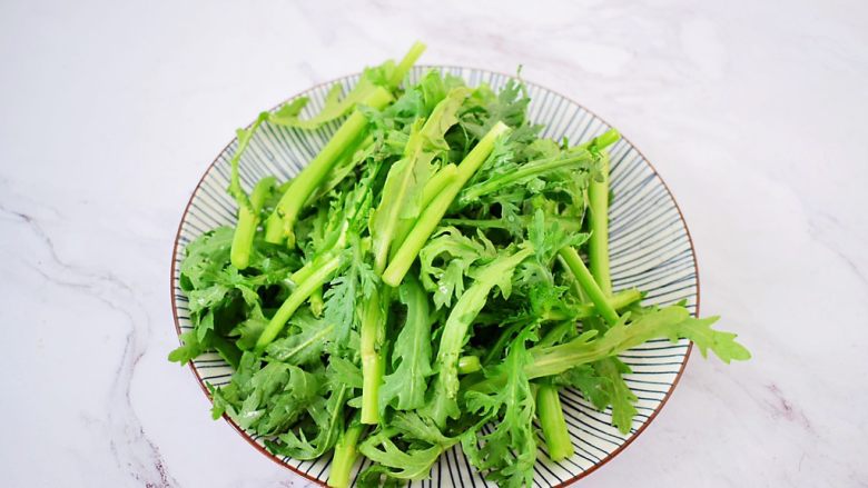 茼蒿炒肉,茼莴去掉老梗切小段
