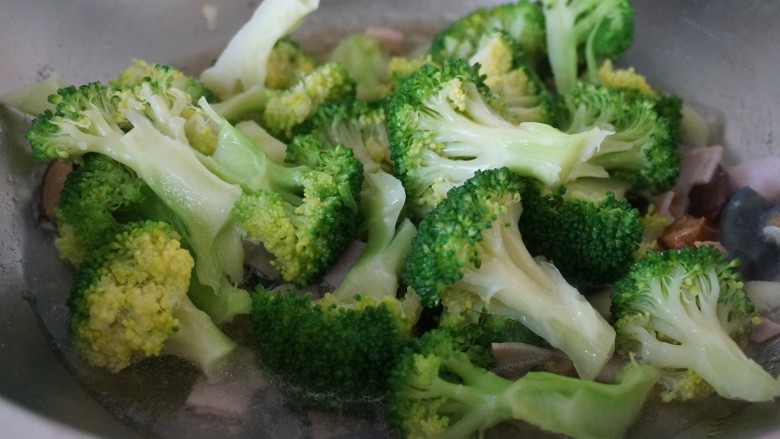 素上汤西兰花,放入西兰花煮一下,看自己喜欢,想吃软点的可以多煮一会