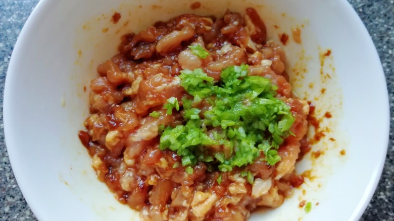 大馅馄饨,加入葱叶碎末搅拌均匀,让肉馅腌制一下。
