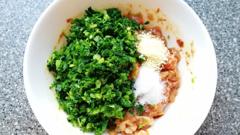 大馅馄饨, 加入到肉馅里面,放盐和<a style='color:red;display:inline-block;' href='/shicai/ 756'>鸡精</a>搅拌均匀。