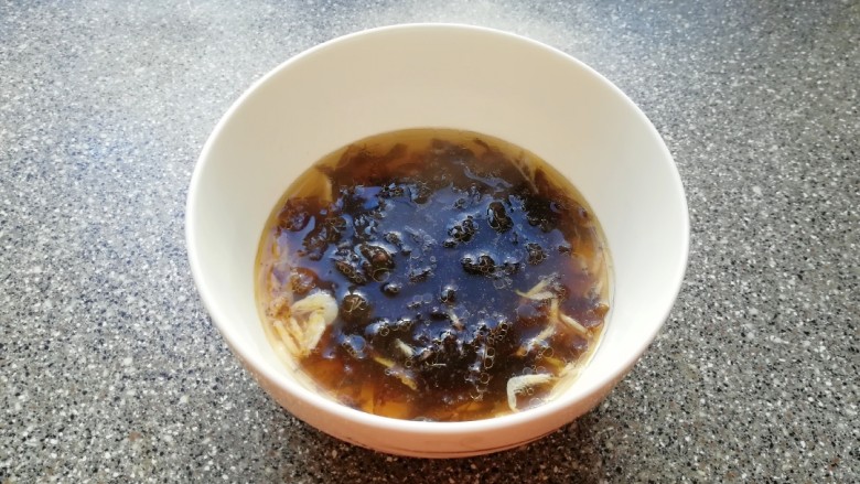 大馅馄饨,馄饨下入锅里煮好以后,先舀一勺馄饨汤倒进碗里,调好馄饨汤。