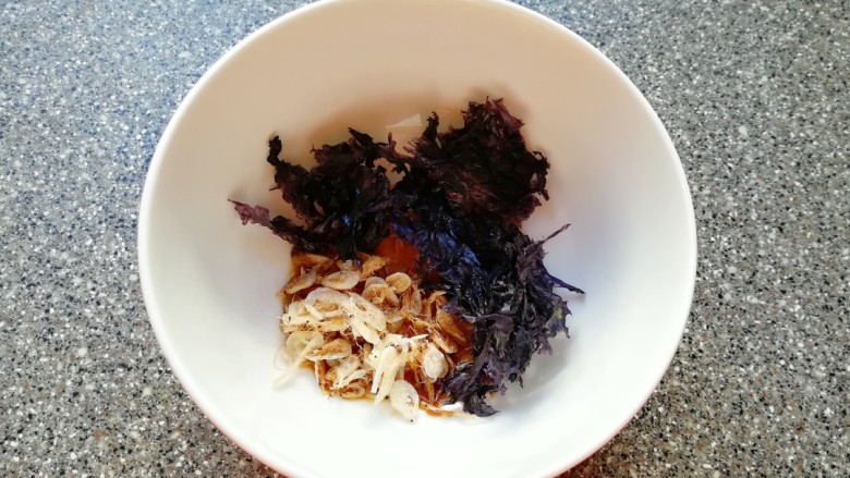 大馅馄饨, 取一个碗,放入紫菜、虾皮,根据自己的口味调入生抽、盐、鸡精和香油。