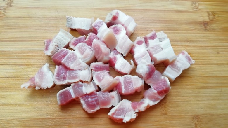 菜肉焖饭,焯过的五花肉冲洗一下,切成小块。