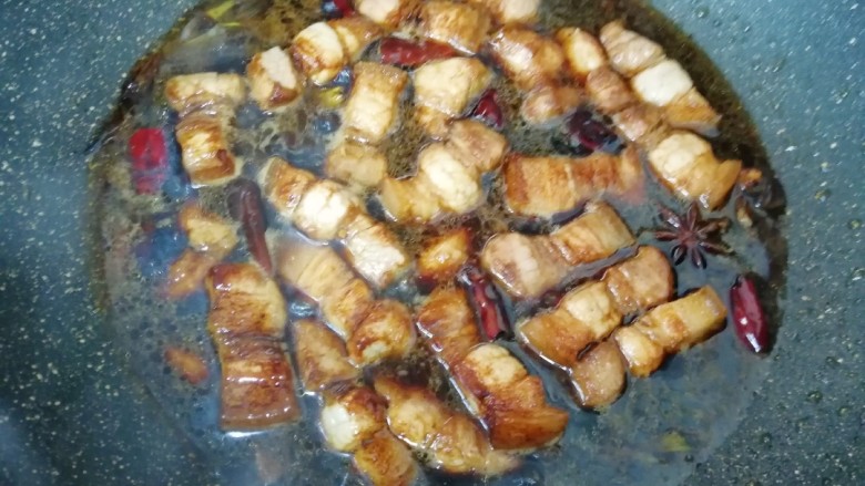 菜肉焖饭,加一小碗开水烧开,放盐调味,中小火炖煮十分钟。
炖肉的时间里淘好<a style='color:red;display:inline-block;' href='/shicai/ 492'>大米</a>,还按平时做米饭的水量加好备用。