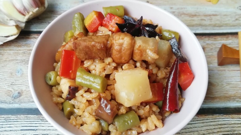 菜肉焖饭,电饭锅底下的那一层锅巴都抢着吃。