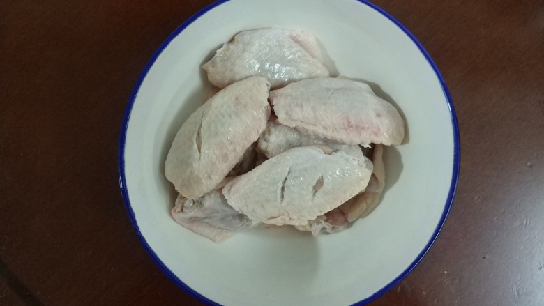 日式照烧鸡翅,将鸡中翅洗净,用小刀将鸡中翅两面割一下,方便腌制的时候更加入味