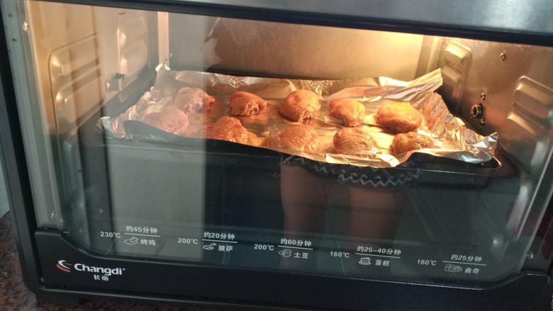 日式照烧鸡翅,放入预热好的烤箱,180°上下火烤20分钟,烤一半的时候,将鸡中翅翻面,刷上腌制的酱汁,颜色会更加好看