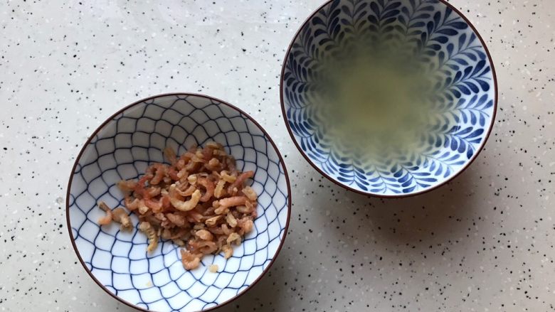 塔吉锅海鲜汇,捞出泡软的海米,水不要倒掉,等下要用到