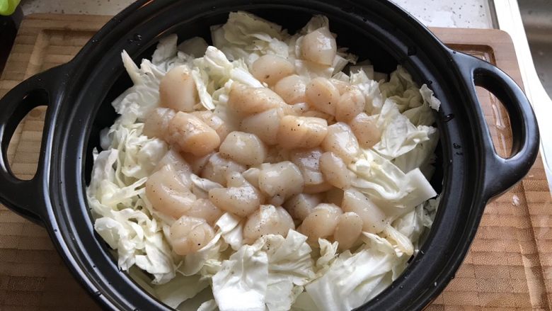 塔吉锅海鲜汇,铺上仙贝丁,如图所示