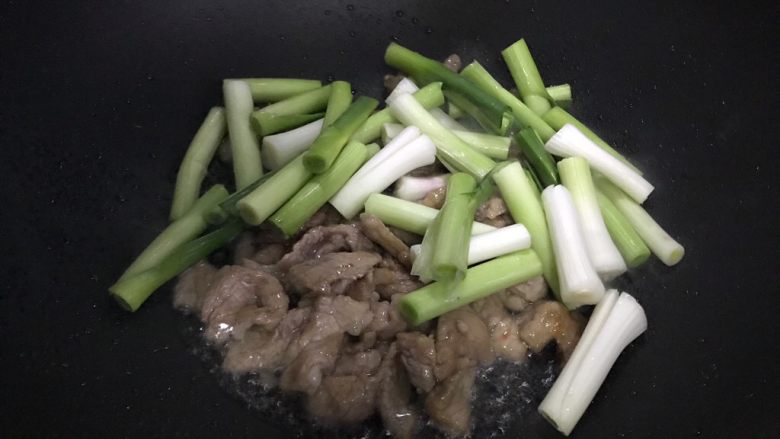 青蒜油豆腐炒肉,下青蒜梗,翻炒30秒