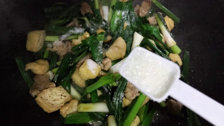 青蒜油豆腐炒肉,加一小勺细砂糖,翻炒均匀,即可