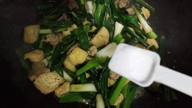 青蒜油豆腐炒肉,待锅内汤汁收紧,加一小勺细盐