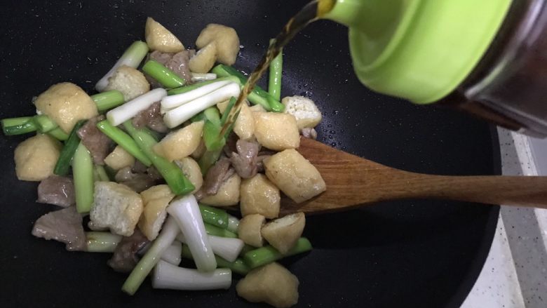 青蒜油豆腐炒肉,加适量料酒