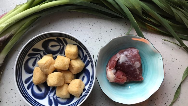 青蒜油豆腐炒肉,首先我们准备好所有食材