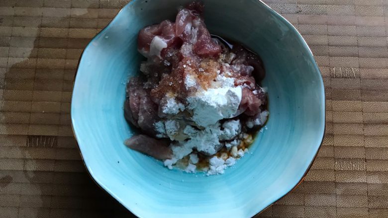 青蒜油豆腐炒肉,<a style='color:red;display:inline-block;' href='/shicai/ 414'>猪肉</a>洗净之后切成薄片,入少许料酒,生抽,淀粉,一丢丢细砂糖,滴几滴食用油
