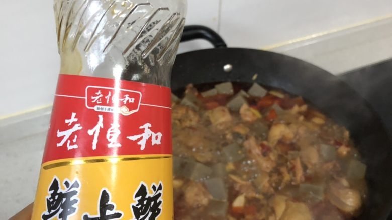 超过瘾的啤酒魔芋炖鸡,少许<a style='color:red;display:inline-block;' href='/shicai/ 788'>生抽</a>调味,盖盖子开中火慢炖40-60分钟,让其充分入味