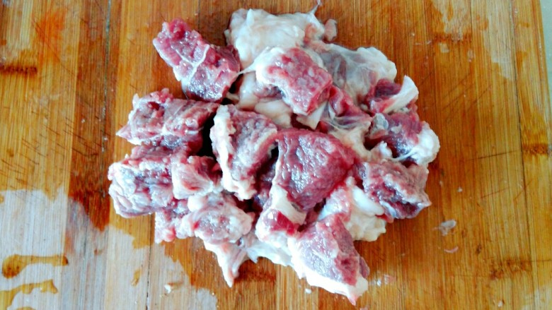 牛肉炖地瓜,把牛肉切块备用
