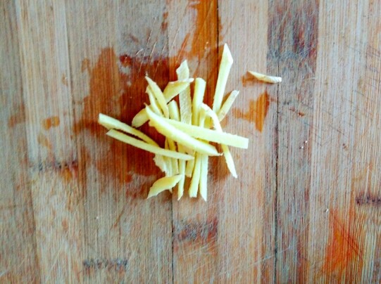 牛肉炖地瓜,姜切丝备用