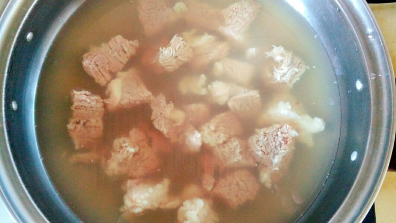 牛肉炖地瓜,锅烧开水，放入牛肉焯五分钟捞出