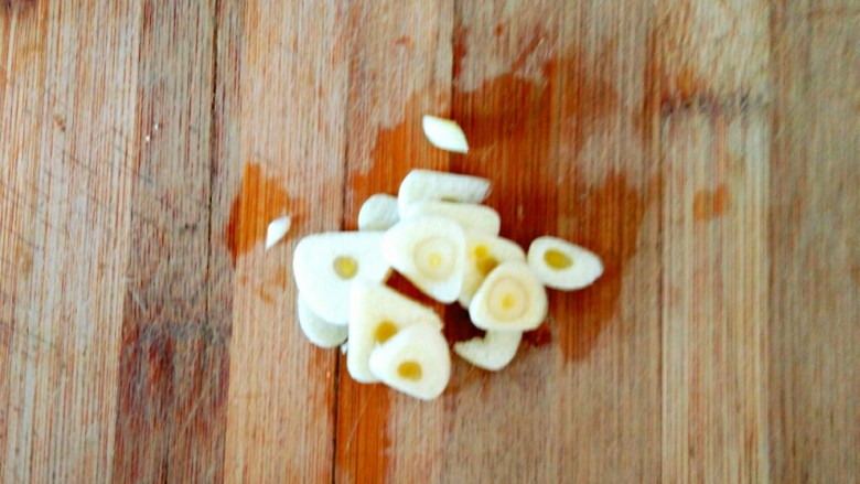 牛肉炖地瓜,蒜切片备用