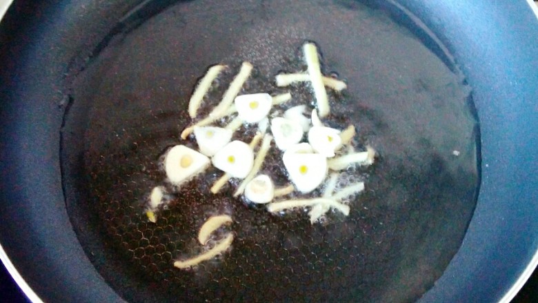 牛肉炖地瓜,爆香姜丝和蒜片