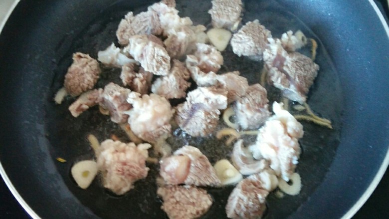 牛肉炖地瓜,放入牛肉翻炒均匀