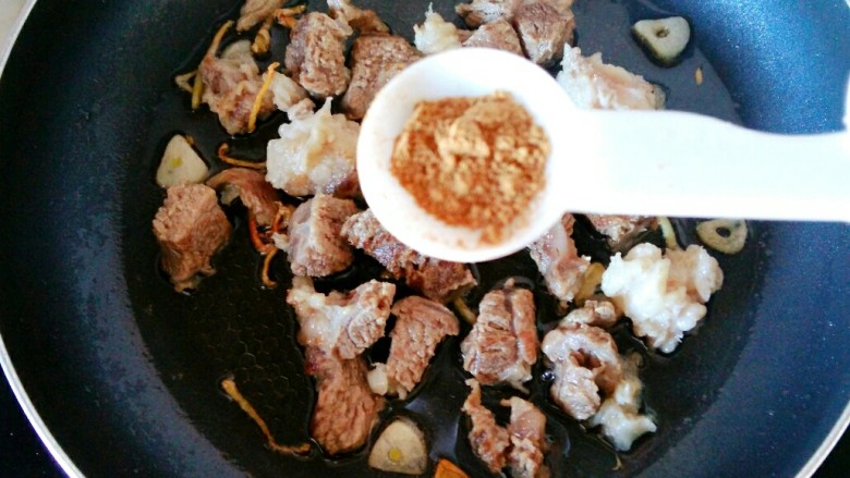 牛肉炖地瓜,加入<a style='color:red;display:inline-block;' href='/shicai/ 829'>十三香</a>