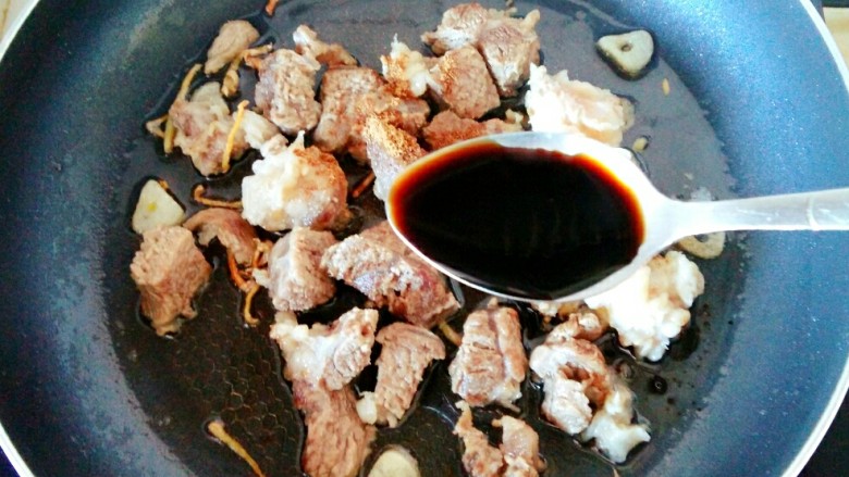 牛肉炖地瓜,加入两小勺<a style='color:red;display:inline-block;' href='/shicai/ 788'>生抽</a>