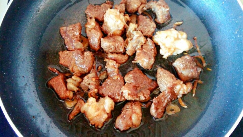 牛肉炖地瓜,把牛肉翻炒均匀