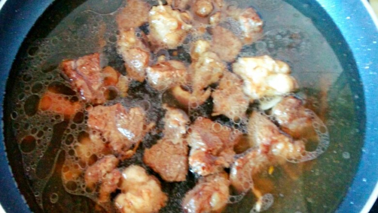 牛肉炖地瓜,添加清水没过牛肉，大火烧开，