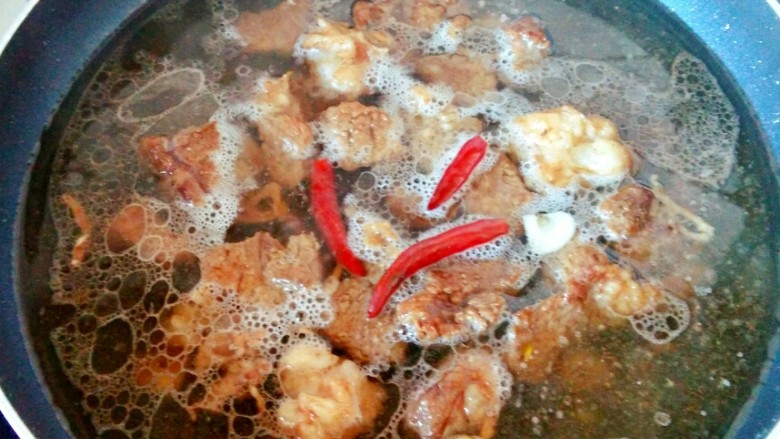 牛肉炖地瓜,放入三个<a style='color:red;display:inline-block;' href='/shicai/ 62'>辣椒</a>，改中火炖一个小时